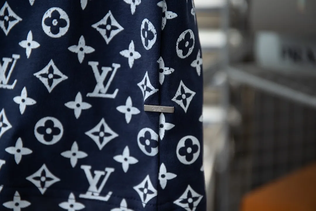 🅿️180 High-quality Lv 2025 early spring new style, MONOGRAM presbyopic gradient short-sleeved T-shirt, which uses digital printing technology to render pixel light and shadow for the Monogram gradient pattern. Its silk-screen texture and knitting effect complement each other, and the logo hardware is customized on the side. Synchronized with the official website, pure cotton fabrics at the counter! Comfortable against the skin, durable and easy to wear, meticulous original craftsmanship, custom-made 260g vat-dyed fabric, very comfortable to the touch, latest brick cabinet synchronization, OS off-shoulder version, fashionable and individual, super versatile and good-looking, very suitable for both men and women, must-have style, hang tag, collar label, washed wheat, complete with three labels S M L XL